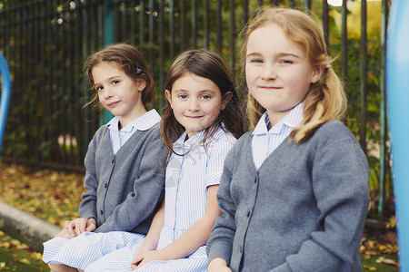 在操场对3名小学生女孩的肖像图片