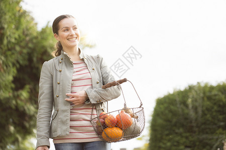青年妇女外出购买蔬菜水果图片