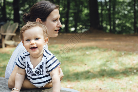 带着婴儿的妇女在森林野餐图片