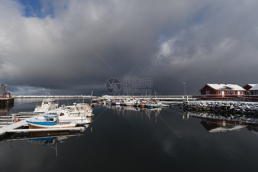 挪威群岛安得内斯海滨的暴云图片
