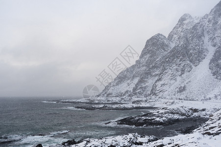 挪威群岛海岸的雪风暴高清图片