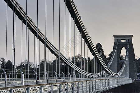 联合王国布里斯托尔阿文河上的悬浮桥高清图片