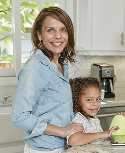 厨房里母亲和女儿图片