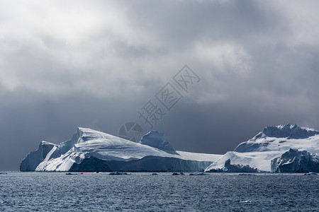 鲁冰逊冰山和高空冰山码头Disko湾格陵兰背景