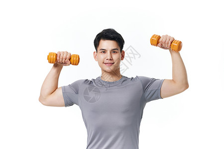健康男性使用哑铃健身图片