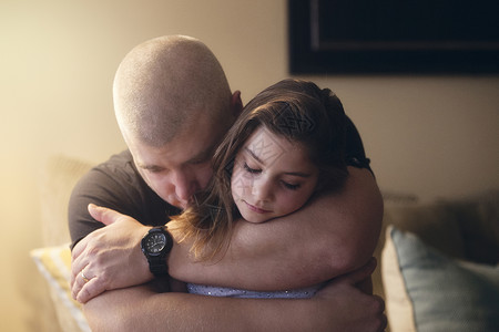 父亲拥抱女儿沉浸的表情图片
