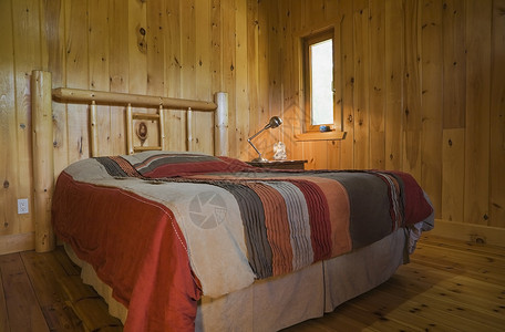 有白色松树头板的大床的卧室图片
