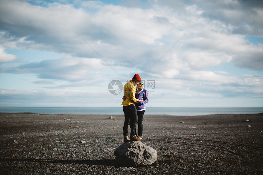 站在巨石上的年轻夫妇图片