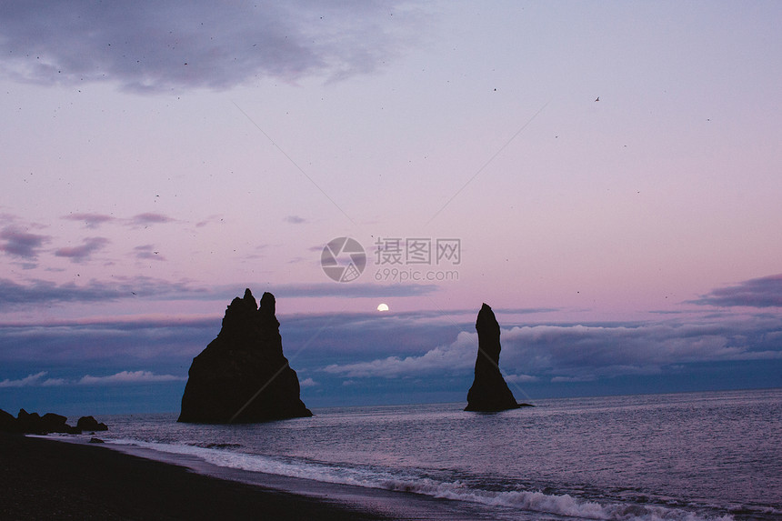 冰岛维克日落时岸边的岩石图片