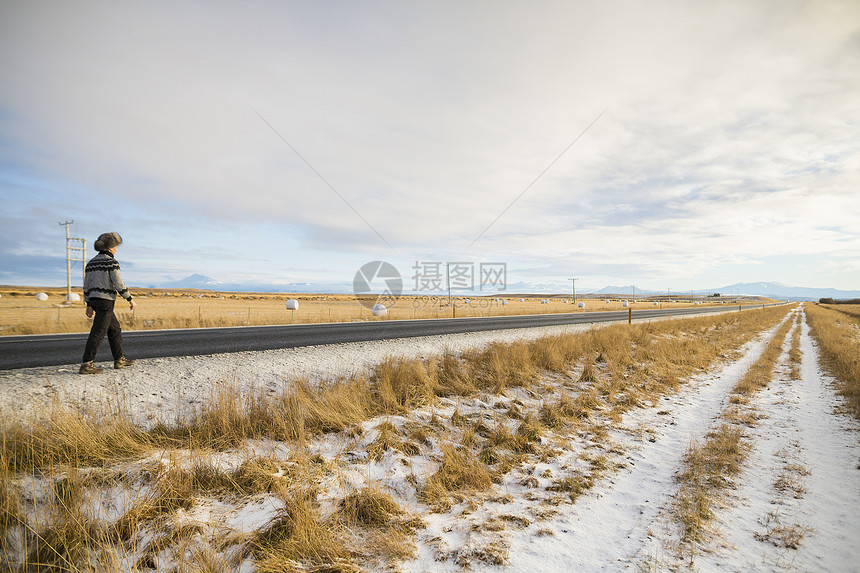 沿乡村道路行走的成年女性图片