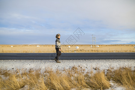 沿乡村道路行走的成年女性图片