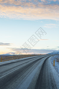 冰岛日落时的公路图片