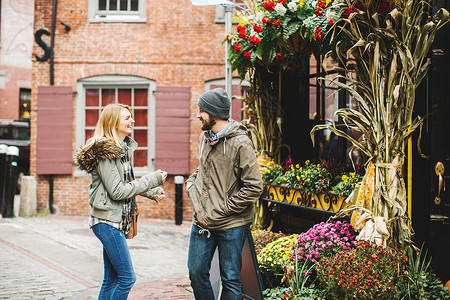 在美国马萨诸塞州波士顿花店外闲聊街头的小情侣图片
