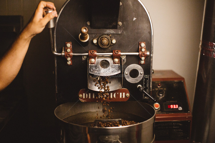 男人使用咖啡烤炉图片
