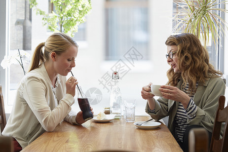两个女朋友在咖啡馆喝咖啡聊天图片