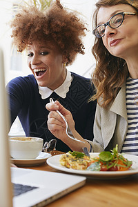 两个女人在咖啡馆吃午餐看电脑图片