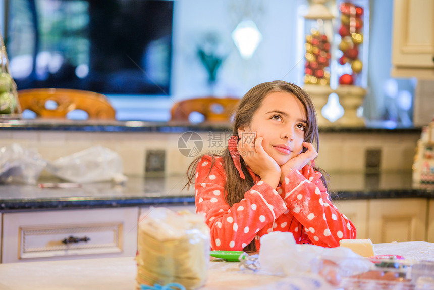 年轻女孩在厨房思考图片