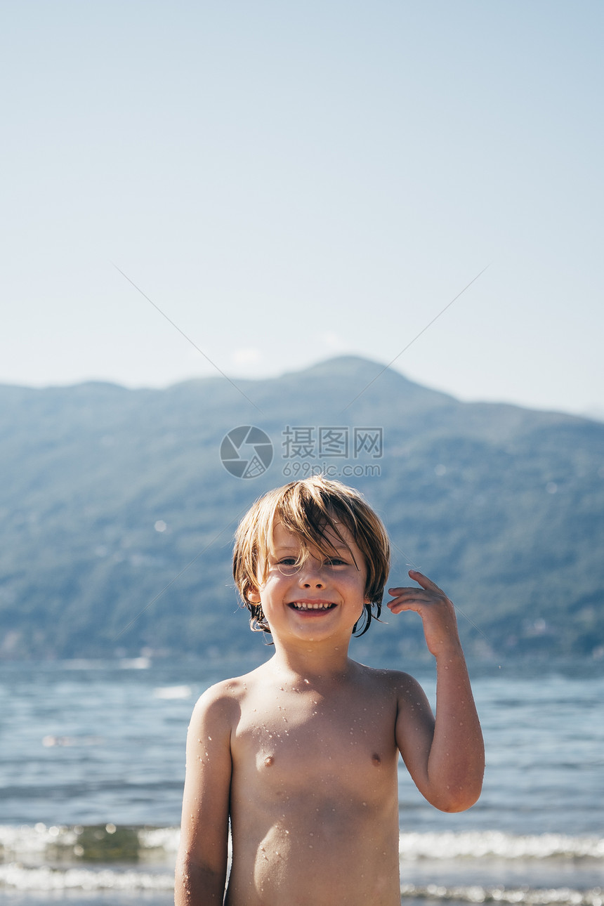 海滩边微笑的男孩图片