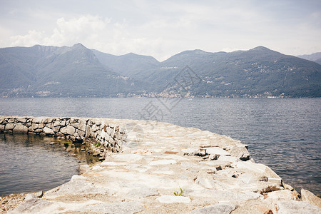 意大利伦巴第路易诺山脉蜿蜒穿过水面的石墩图片