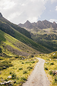 蜿蜒开阔道路和山脉图片