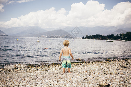 海滩上站立的男孩图片