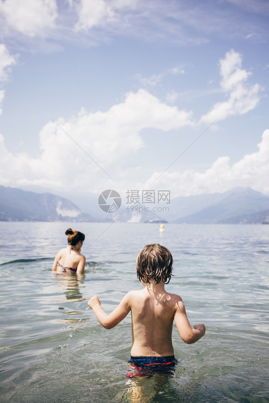 海里游玩的母子图片