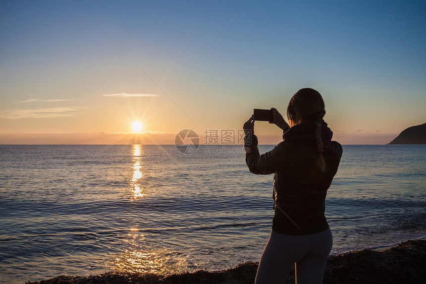 意大利撒丁岛比亚西米乌斯海面日落的年轻女子眼影图片