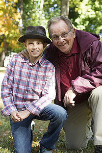 长辈和孙子在树林里的肖像图片