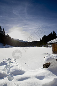 贝兹伯格小屋大雪覆盖德国巴伐利亚州的景观背景