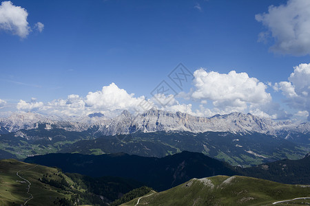 奥地利布列森多洛米特的山地景观和蓝色天空背景图片