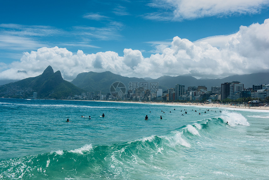 在巴西里约热内卢海岸线上的波浪图片