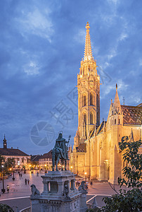 匈牙利布达佩斯黄昏教堂圣神像图片
