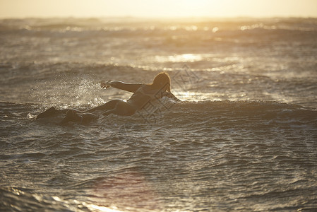 在海上冲浪的人图片