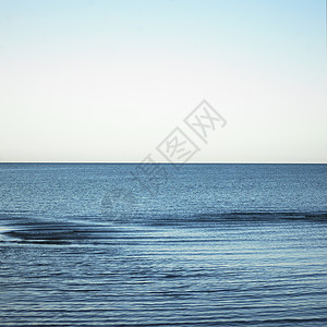 蓝海和天空之间的地平线高清图片