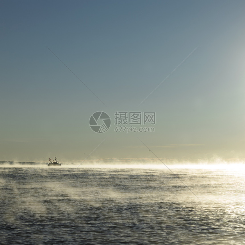 黎明的日光雾中有渔船图片