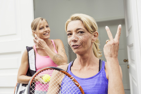 女网球运动员准备打网球图片