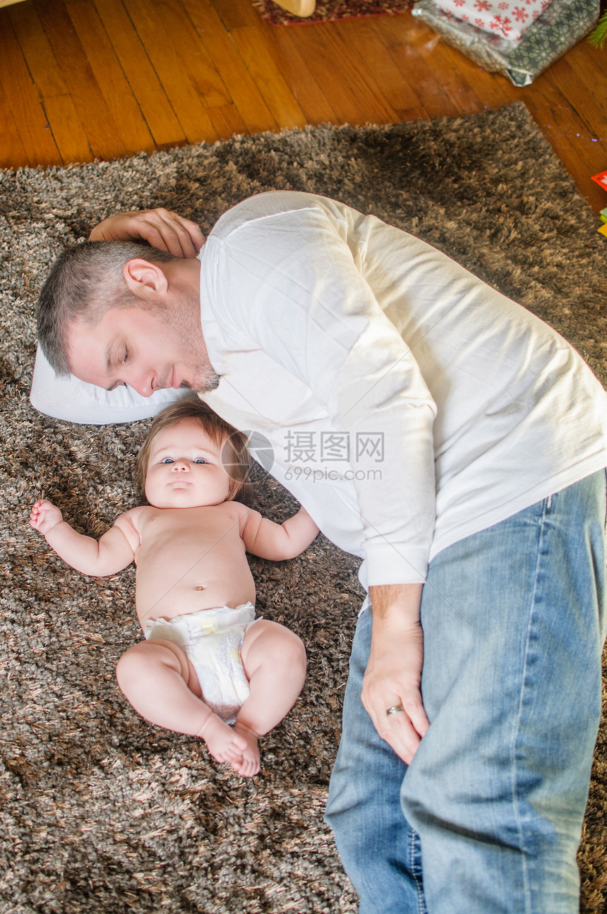 父亲和宝宝在地毯上图片