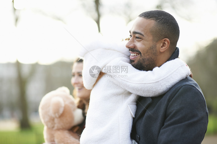 父亲怀抱着女儿的侧景图片