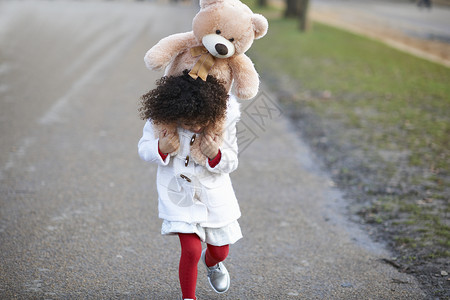 小女孩背着泰迪熊图片