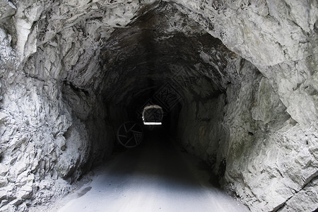 奥地利沃拉尔贝格岩石隧道淡化前景高清图片
