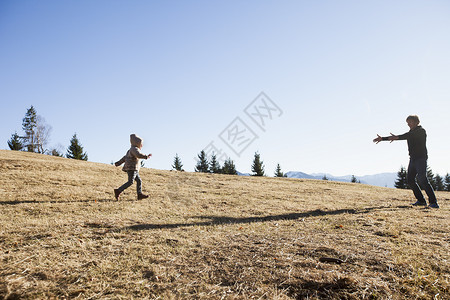 在德国巴伐利亚山上跑向父亲的女儿高清图片
