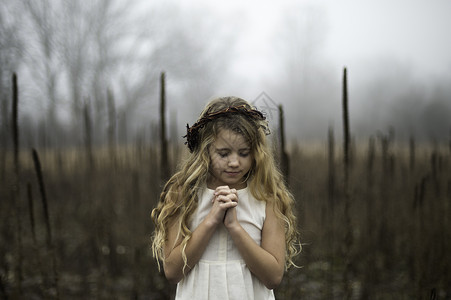 低沉在迷雾沼泽中的女孩小孩高清图片素材