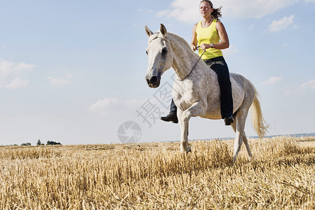 在草原上骑马的女人图片