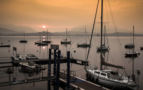 夕阳下的码头停泊船只图片