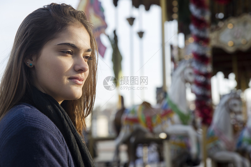 年轻女人的侧面图片