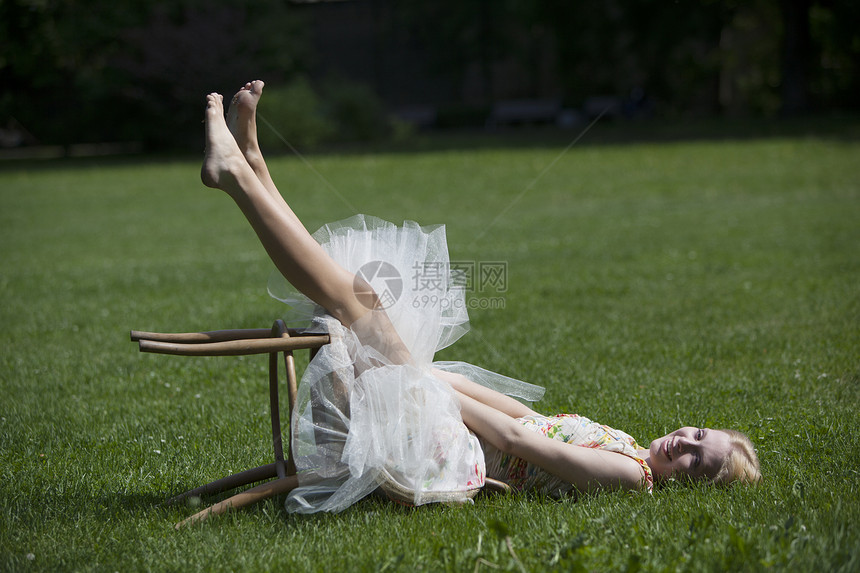 躺在草地上微笑的青春少女的肖像图片