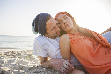 浪漫的年轻情侣在西班牙马雅卡海滩上靠岸的一对情侣肖像图片