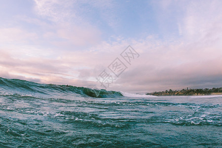 美国加利福尼亚州Encinitas海岸附近浪的远洋冲者图片
