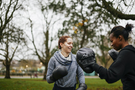 在公园中培训年轻成女拳击手背景图片