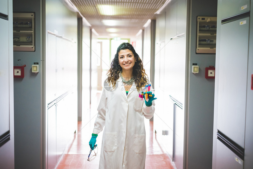 在材料科学和纳米技术实验室行走的女科学家图片